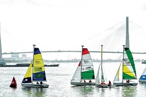 Giải đua thuyền buồm trên sông Hậu.