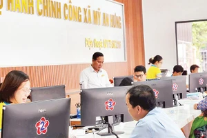 Người dân làm thủ tục hành chính tại Trung tâm Phục vụ hành chính công xã Mỹ An Hưng.