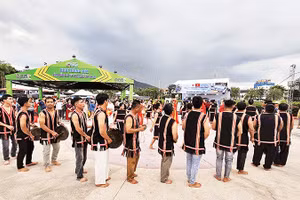 Không gian văn hóa cồng chiêng thu hút đông đảo du khách thưởng thức và trải nghiệm.