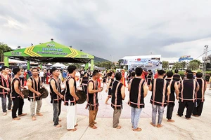 Không gian văn hóa cồng chiêng thu hút đông đảo du khách thưởng thức và trải nghiệm.