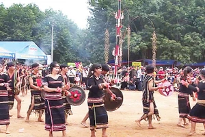 Mỗi dịp lễ hội, tiếng cồng chiêng lại vang lên, hòa cùng nhịp múa xoang truyền thống của đồng bào Gia Rai.