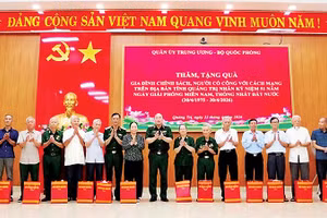 Đồng chí Trung tướng Lê Quang Đạo trao quà tặng các gia đình chính sách, người có công với cách mạng tại phường Quảng Trị (Ảnh HM)