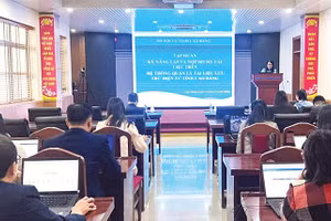 Các học viên trao đổi, xử lý những vướng mắc trong thực hiện nhiệm vụ.