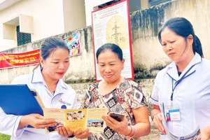 Cán bộ y tế truyền thông về chính sách dân số cho người dân xã Chiến Thắng.