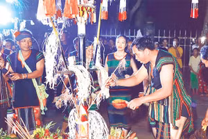 Đồng bào Mnông thực hiện nghi thức cúng tạ ơn thần linh và tổ tiên, cầu cho mưa thuận gió hòa, mùa màng bội thu.