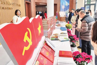 Trưng bày “Dưới cờ Đảng quang vinh: Việt Nam 40 năm Đổi mới và khát vọng trong kỷ nguyên vươn mình” tại Viện Hàn lâm Khoa học xã hội Việt Nam.