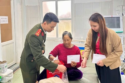 Các kiều bào Việt Nam ở nước ngoài phối hợp Phòng An ninh điều tra - Công an tỉnh Quảng Trị trao quà Tết, động viên tinh thần các bệnh nhân tại Bệnh viện đa khoa Lệ Thủy, tỉnh Quảng Trị.