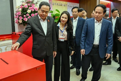 Chủ tịch Quốc hội Trần Thanh Mẫn, Chủ tịch Hội đồng Bầu cử Quốc gia kiểm tra công tác bầu cử tại phường Hải An, thành phố Hải Phòng. (Ảnh: DUY LINH)