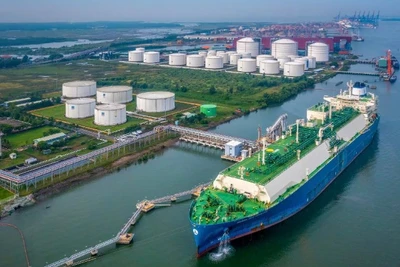 Phân phối khí LNG tại tổng kho Thị Vải (Bà Rịa-Vũng Tàu).