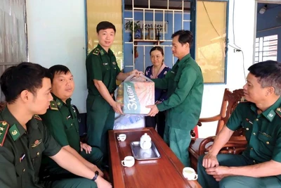 Cán bộ Đồn Biên phòng Đắk Ơ thăm hỏi, động viên gia đình khó khăn được đơn vị tặng bò giống để phát triển kinh tế gia đình.