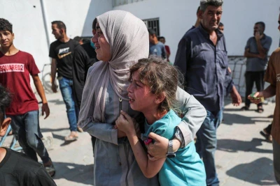 Người dân Palestine thương tiếc các nạn nhân thiệt mạng trong vụ không kích của Israel tại Gaza. (Ảnh: THX/TTXVN)