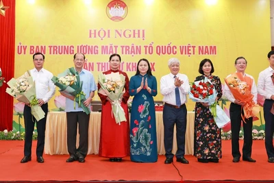 Các đồng chí Đỗ Văn Chiến, Nguyễn Thị Thu Hà (thứ 4 và 5 từ phải sang) tặng hoa chúc mừng các đồng chí là Phó Chủ tịch Ủy ban Trung ương Mặt trận Tổ quốc Việt Nam khóa X, nhiệm kỳ 2024-2029.