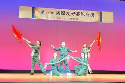 Tiết mục biểu diễn của Hội người Việt Nam vùng Kansai tại chương trình “Biểu diễn nghệ thuật hữu nghị quốc tế lần thứ 17”.