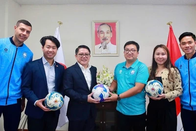 Tổng Lãnh sự Việt Nam tại Osaka Ngô Trịnh Hà tiếp đón đoàn Câu lạc bộ bóng đá Nam Định.