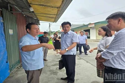 Tổ công tác Chi cục an toàn vệ sinh thực phẩm tỉnh Hưng Yên xuống hiện trường xác minh vụ việc.