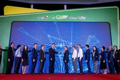 Các đại biểu thực hiện nghi thức khai mạc triển lãm.