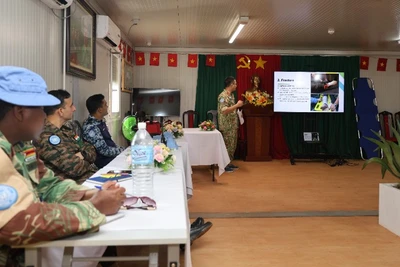 Bệnh viện dã chiến cấp 2 số 7 của Việt Nam tổ chức buổi huấn luyện chuyên môn y tế cho các đối tượng là sĩ quan gìn giữ hòa bình thuộc các cơ quan, phòng, ban của sở chỉ huy Phân khu Unity. (Ảnh: TIẾN PHÚC)