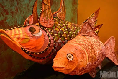 Đèn Trung thu Cá chép hóa rồng bằng giấy dó tại triển lãm nghệ thuật "Lãm".