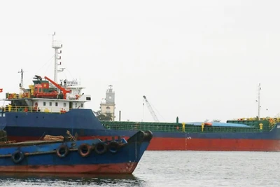 Cảng Cửa Việt thường xuyên bị bồi lấp, khiến tàu ra vào nhận hàng hóa rất khó khăn.