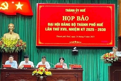 Các đồng chí lãnh đạo Thành ủy và Ủy ban nhân dân thành phố Huế chủ trì tại buổi họp báo.