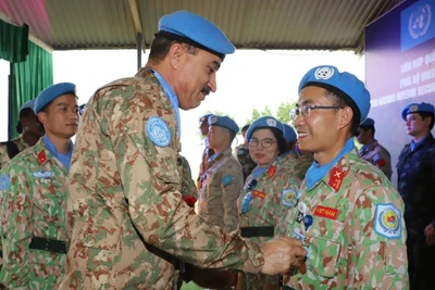 Đại diện Phái bộ an ninh lâm thời của Liên hợp quốc tại Abyei trao Huy chương Vì sự nghiệp gìn giữ hòa bình Liên hợp quốc cho các thành viên Đội Công binh số 3 Việt Nam.