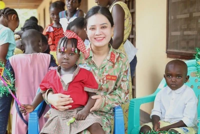 Thành viên Tổ công tác Bộ Quốc phòng Việt Nam tại Phái bộ Gìn giữ hòa bình Liên hợp quốc ở Cộng hòa Trung Phi đưa không khí Trung thu tới các em nhỏ ở Bangui.