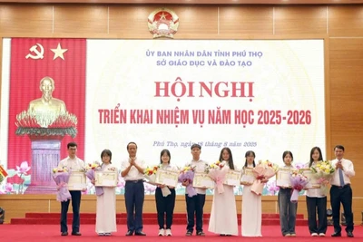 Lãnh đạo tỉnh Phú Thọ tặng bằng khen cho học sinh có thành tích xuất sắc trong Kỳ thi tốt nghiệp trung học phổ thông năm 2025. 