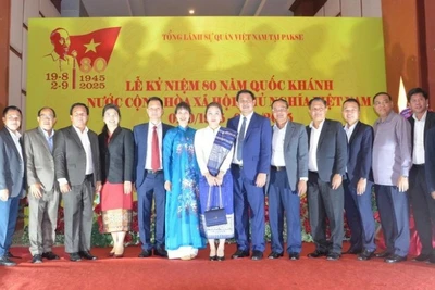 Các đại biểu chụp ảnh kỷ niệm tại Lễ kỷ niệm 80 năm Quốc khánh nước CHXHCN Việt Nam. (Ảnh: Đỗ Bá Thành/TTXVN)