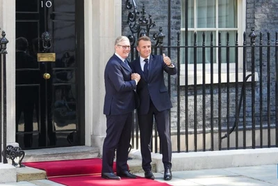 Thủ tướng Anh Keir Starmer và Tổng thống Pháp Emmanuel Macron, ảnh chụp ngày 10/7/2025 tại London. (Ảnh: Xinhua)