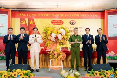 Đảng ủy Công an Trung ương gửi lẵng hoa chúc mừng Đại hội đại biểu Đảng bộ Tổng công ty Viễn thông MobiFone lần thứ III, nhiệm kỳ 2025-2030.