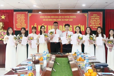 Các sinh viên Khoa Nhà nước và Pháp luật (Học viện Báo chí và Tuyên truyền) được kết nạp Đảng tháng 5/2025. (Ảnh: AJC)