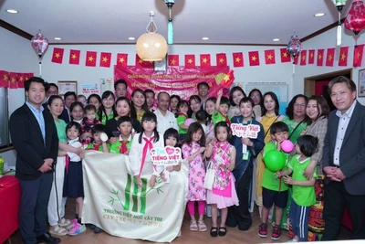 Đoàn công tác của Ủy ban Nhà nước về người Việt Nam ở nước ngoài đến thăm và làm việc tại Trường Việt ngữ Cây Tre (Kansai, Nhật Bản).