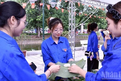 Các bạn trẻ hào hứng thưởng thức món bánh dầy đặc sản Quán Gánh (Hà Nội) tại Ngày hội.