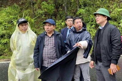 Chủ tịch Ủy ban nhân dân tỉnh Lâm Đồng Hồ Văn Mười (bìa phải) kiểm tra hiện trường và chỉ đạo công tác khắc phục sạt lở trên đèo Mimosa.