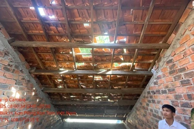 Cơ sở vật chất Trường phổ thông dân tộc bán trú cấp 1, 2 Măng Bút 2 (xã Măng Bút, tỉnh Quảng Ngãi) bị hư hỏng do ảnh hưởng các trận động đất xảy ra liên tiếp vào tối 5, rạng sáng 6/10.