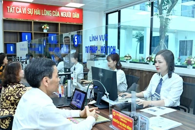 Giải quyết các thủ tục hành chính cho người dân tại Điểm Phục vụ hành chính công phường Đống Đa, Thành phố Hà Nội. (Ảnh: ĐĂNG KHOA)