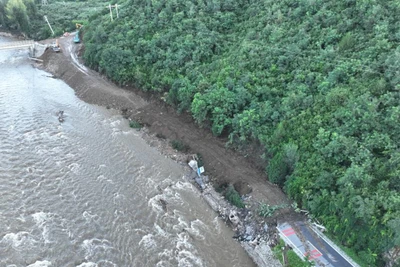 Một tuyến đường ở quận Mật Vân bị hư hỏng do mưa lũ. (Ảnh: Ủy ban giao thông thành phố Bắc Kinh)