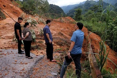 Chính quyền xã Cao Sơn đang nỗ lực khắc phục sạt lở làm đứt mạch giao thông trên địa bàn.