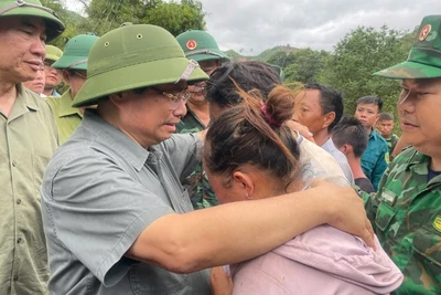 Thủ tướng Phạm Minh Chính động viên đồng bào xã Xa Dung bị thiệt hại do mưa lũ.