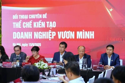 Các chuyên gia, đại diện các bộ, ngành, đơn vị thảo luận về hướng hỗ trợ doanh nghiệp tại Diễn đàn Kinh tế tư nhân Việt Nam năm 2025.