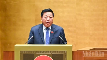 Bộ trưởng Xây dựng Trần Hồng Minh trình bày Tờ trình dự án Luật Đường sắt (sửa đổi). (Ảnh: DUY LINH)