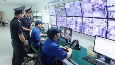 Công chức Hải quan Hà Nam kiểm tra giám sát kho bãi của doanh nghiệp. (Ảnh minh họa: H.N)