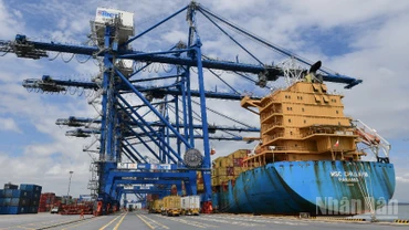 Cán cân thương mại hàng hóa của Việt Nam trong 7 tháng đầu năm 2025 thặng dư 10,20 tỷ USD. (Ảnh minh họa: THÀNH ĐẠT)