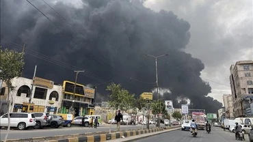Khói bốc lên sau cuộc không kích tại Sanaa, Yemen. (Ảnh: THX/TTXVN)