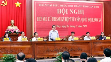 Chủ tịch Quốc hội Trần Thanh Mẫn tiếp xúc cử tri sau Kỳ họp thứ 9 tại Cần Thơ. (Ảnh: TTXVN)