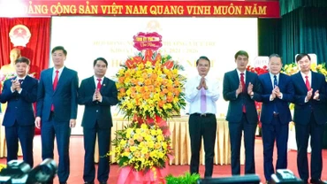 Bí thư Tỉnh ủy Phú Thọ Đặng Xuân Phong tặng hoa chúc mừng Hội đồng nhân dân phường Việt Trì. 