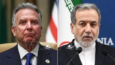 Phái đoàn đàm phán Iran do Ngoại trưởng Abbas Araqchi (phải) dẫn đầu và phái đoàn Mỹ do Đặc phái viên về Trung Đông Steve Witkoff đứng đầu. (Ảnh tư liệu: IRNA/TTXVN)