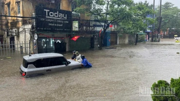 Nhiều tuyến phố ở Hà Nội ngập sâu. (Ảnh: THÀNH ĐẠT)