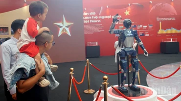 Mô hình robot hình người do VinMotion và VinRobotics phát triển trưng bày tại triển lãm thu hút đông đảo khách tham quan.