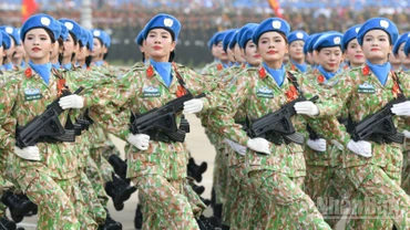Khối Nữ Sĩ quan Gìn giữ hòa bình Liên hợp quốc tiến vào Lễ đài. (Ảnh: Báo Nhân Dân)